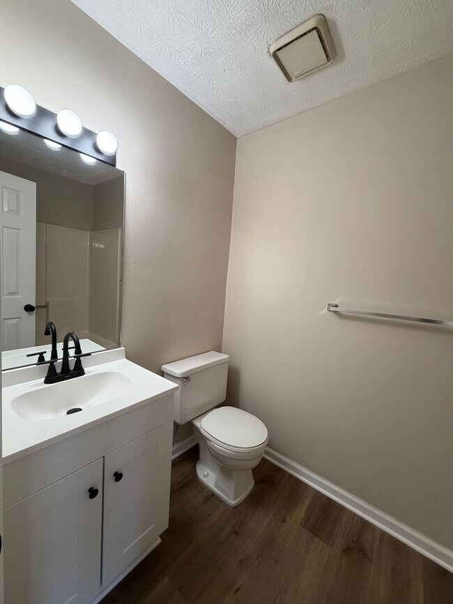 Building Photo - 5096-5098 Farm Valley Dr