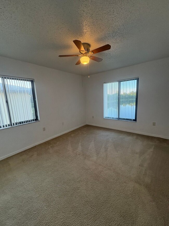 Building Photo - 4008 Oakview Dr
