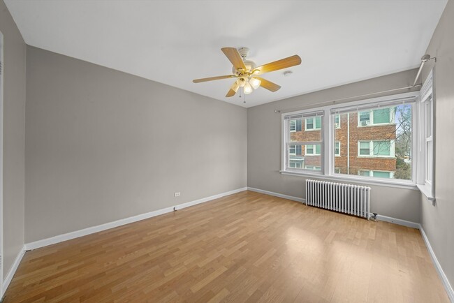 Building Photo - Spacious First Floor 2-Bedroom Close to St...