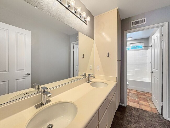 Building Photo - Beautiful 4B/3BA house w/ large backyard i...