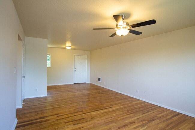 Building Photo - John's Landing 2Bdr in Garden Setting W Garage Ready Early September!