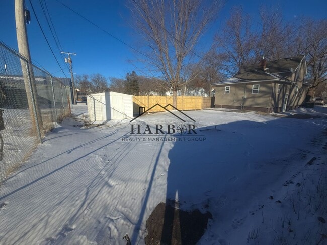 Building Photo - Pet-Friendly 3-Bedroom Gem in Prime Rochester Location