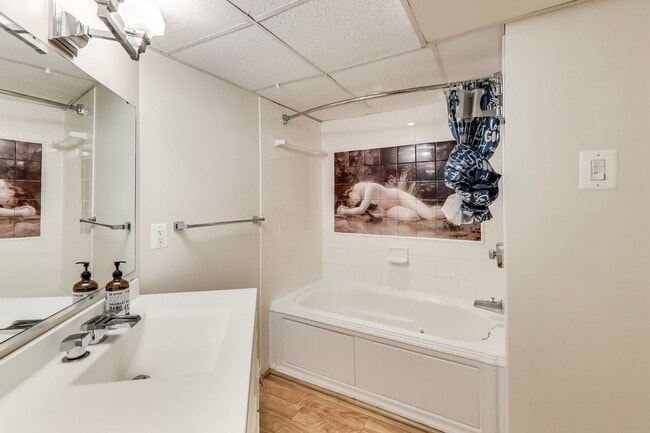 Building Photo - Perfect on Parkway --- Gorgeous, Fully Upd...