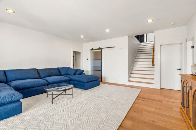 Building Photo - 162 Pond Rd