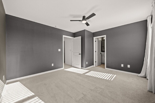 Building Photo - Your Perfect Charlotte Townhome Awaits — B...