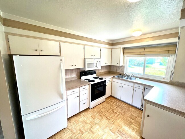 Building Photo - 4 bed 2 bath Single Family Home with Bonus Room, Fully Fenced Yard and Double Car Garage Close to...