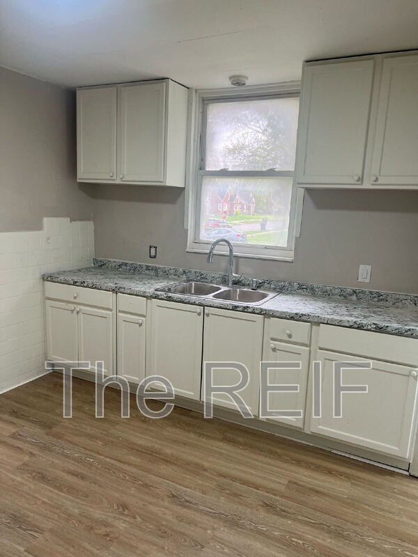 Building Photo - 11258 Roxbury St