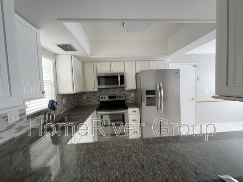 Building Photo - 5508 Salem Square Dr S
