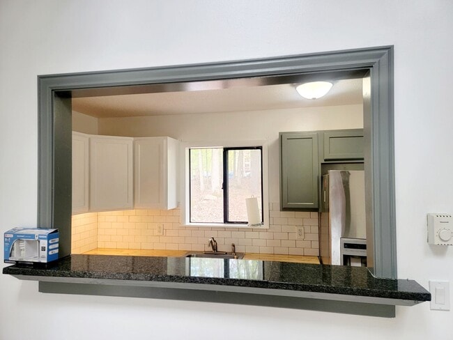 Building Photo - Beautifully remodeled 3 bedroom home in an...