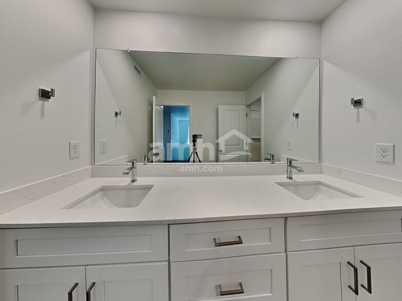 Building Photo - 9733 W Luxton Ln
