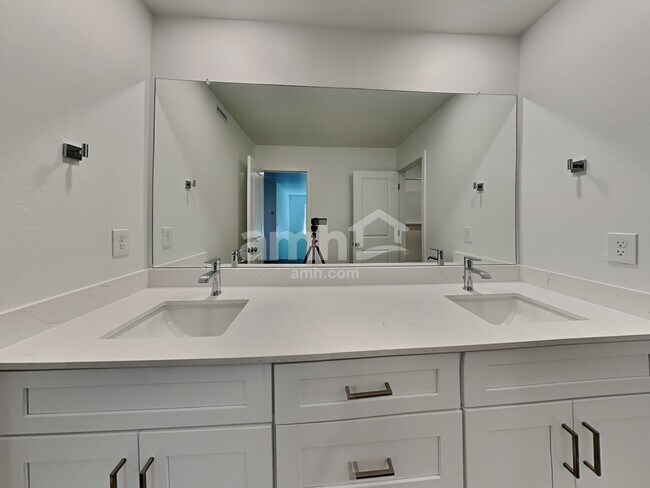 Building Photo - 4419 S 97th Dr