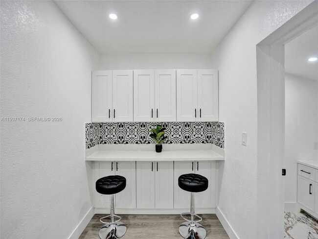 Building Photo - 905 SW 22nd Ave