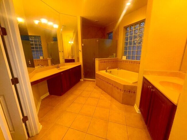 Building Photo - 5 Bedroom 4 Bath East Orlando home in Fountains at Rio Pinar!