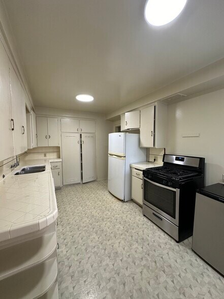 Building Photo - 548 Kelton Ave