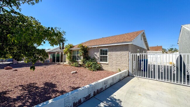 Building Photo - 3-Bed, 2-Bath Single Story Home with Big Y...