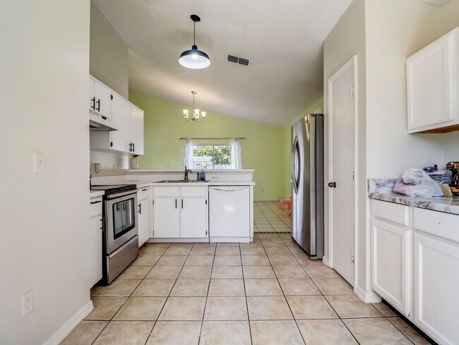 Building Photo - Beautiful 3-bedroom 2-bathroom house in th...