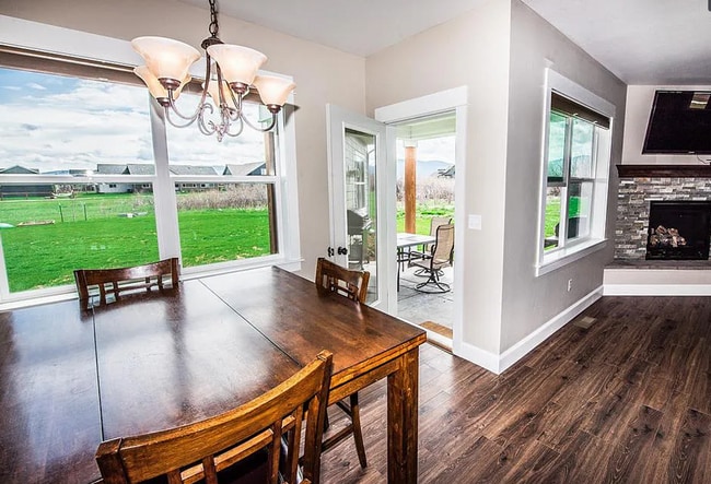 Building Photo - 4 Bedroom home located in upscale neighbor...