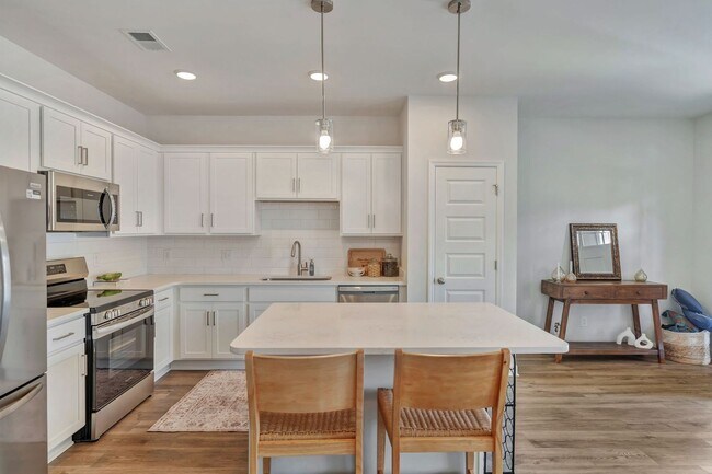 Building Photo - Hendersonville Townhome