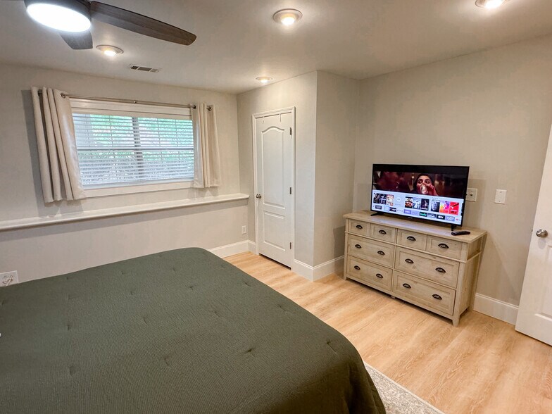 Building Photo - 4056 Lenox Park Dr
