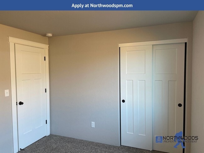 Building Photo - Newer 3 Bedroom 2 Bath Home-Large Fully Fenced Back Yard.