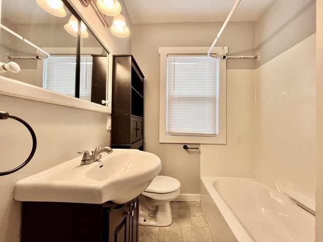 Building Photo - Three Bedroom Home in Northeast Grand Rapids
