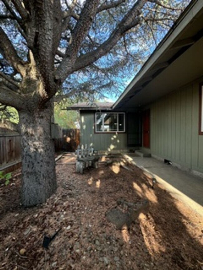 Building Photo - Villalpando - 1218-1222 Summers Lane PM 9-...