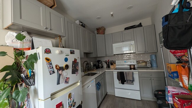 Building Photo - Sunny, Modern Cleveland Circle 1-Bed w/ Washer/dryer Right on the T
