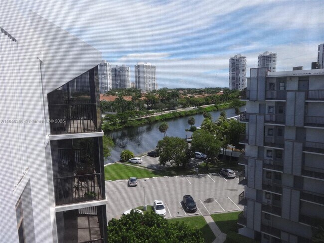 Building Photo - 3475 N Country Club Dr