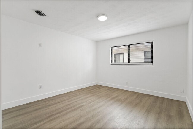 Building Photo - Beautiful home in quiet neighborhood