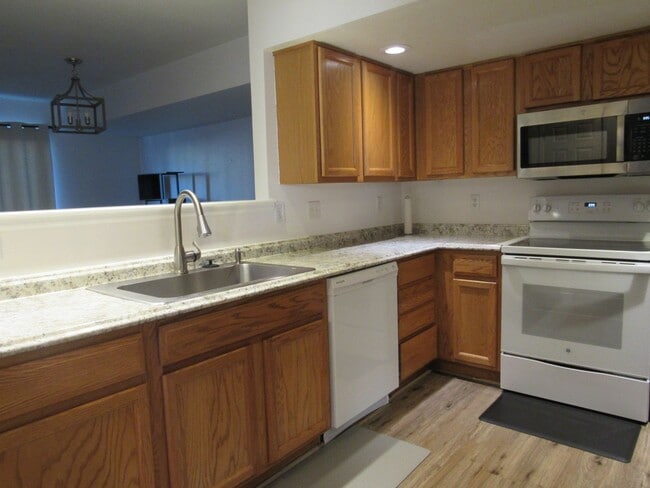 Building Photo - Gorgeous Westside 3 bd Twin Home