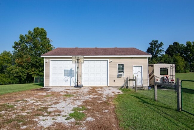 Building Photo - 650 Farmington Dr