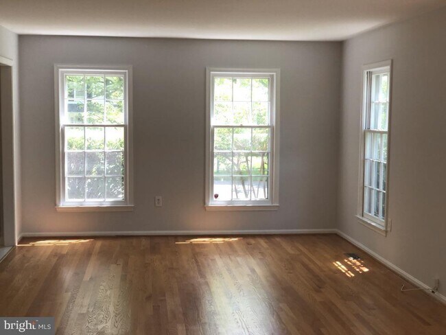 Building Photo - 991 Farm Haven Dr
