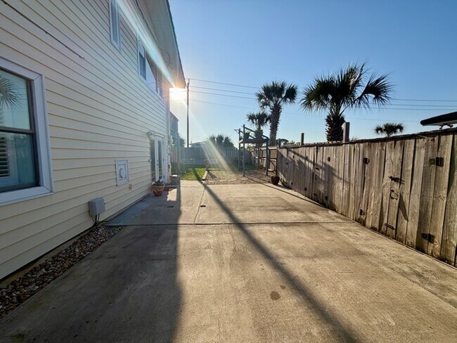 Building Photo - 723 Sailfish Dr