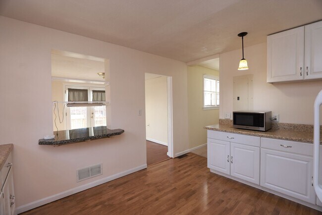 Building Photo - Spacious Brick Rancher in the heart of Tuckahoe in Westend!