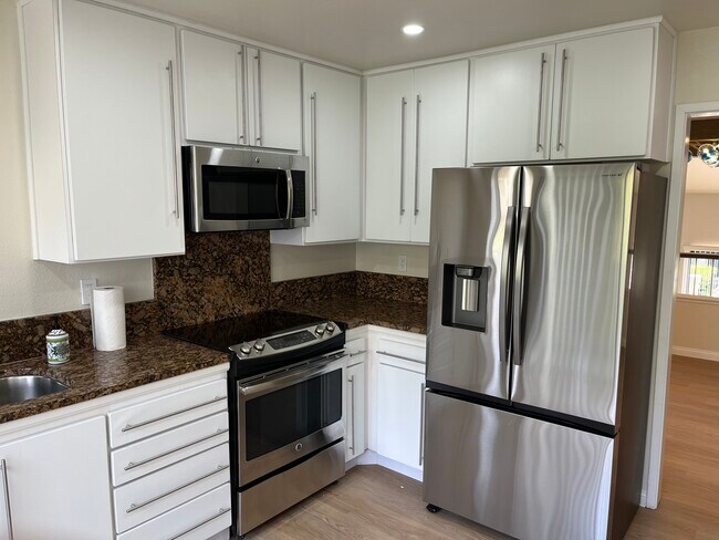 Building Photo - 3304 Caminito Eastbluff