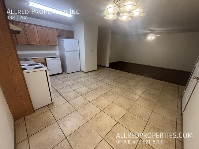 Building Photo - 307 E Asher Ct