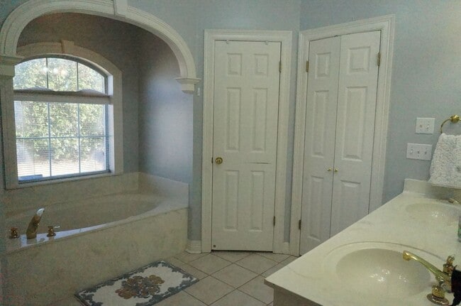 Building Photo - 852 Azalea Garden Dr