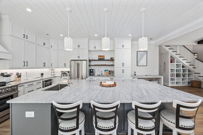 Building Photo - Gorgeous Custom Home Available for Snowbir...