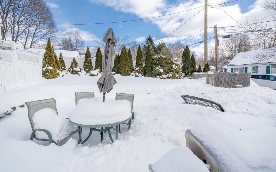 Patio Area/Lawn - 14 Public St