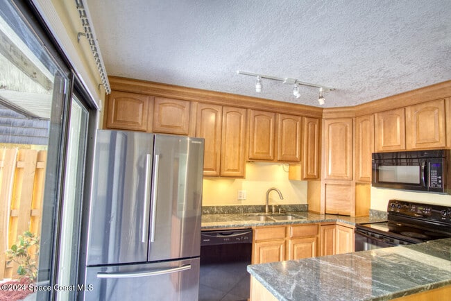 Building Photo - 2014 Vista Oaks Cir NE