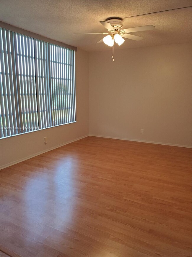 Building Photo - 2901 S Palm Aire Dr