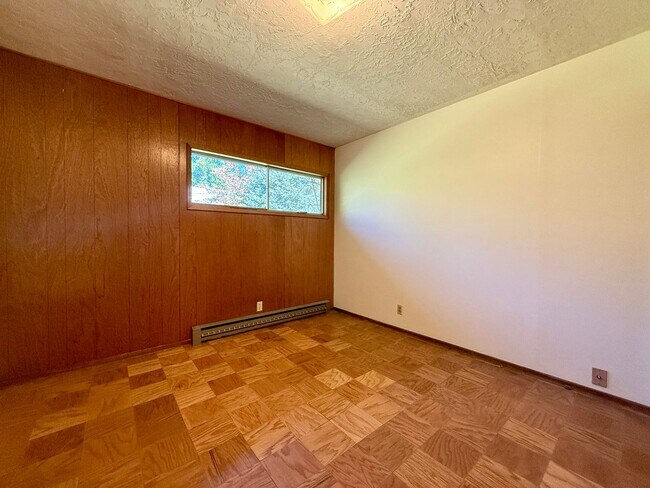 Building Photo - **50% OFF FIRST MONTH'S RENT** Country Liv...