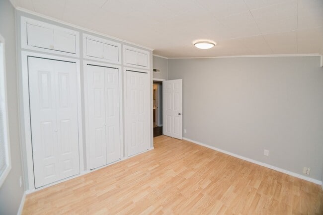 Building Photo - 3 Bedroom / 1 Bathroom Home for Rent in Crown Point