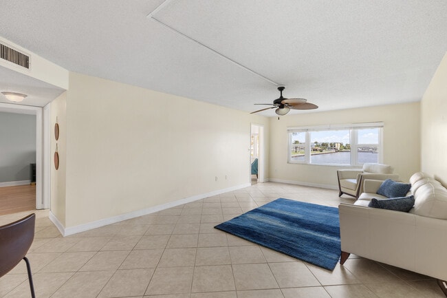 Building Photo - 4775 Cove Cir