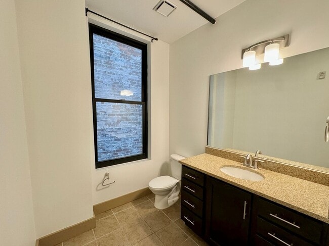 Building Photo - 641 Walnut St