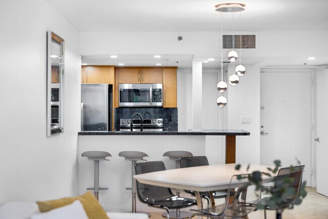 Building Photo - 1717 N Bayshore Dr