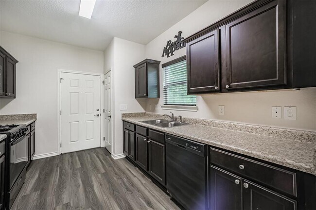 Building Photo - 10310 Chesterfield Dr