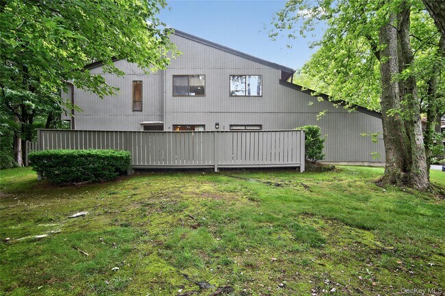 Building Photo - 7 Meadowood Dr