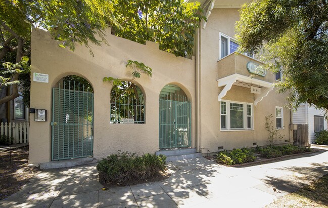 Building Photo - 1BR in Downtown/Bankers Hill with Hardwood Flooring & Balcony!