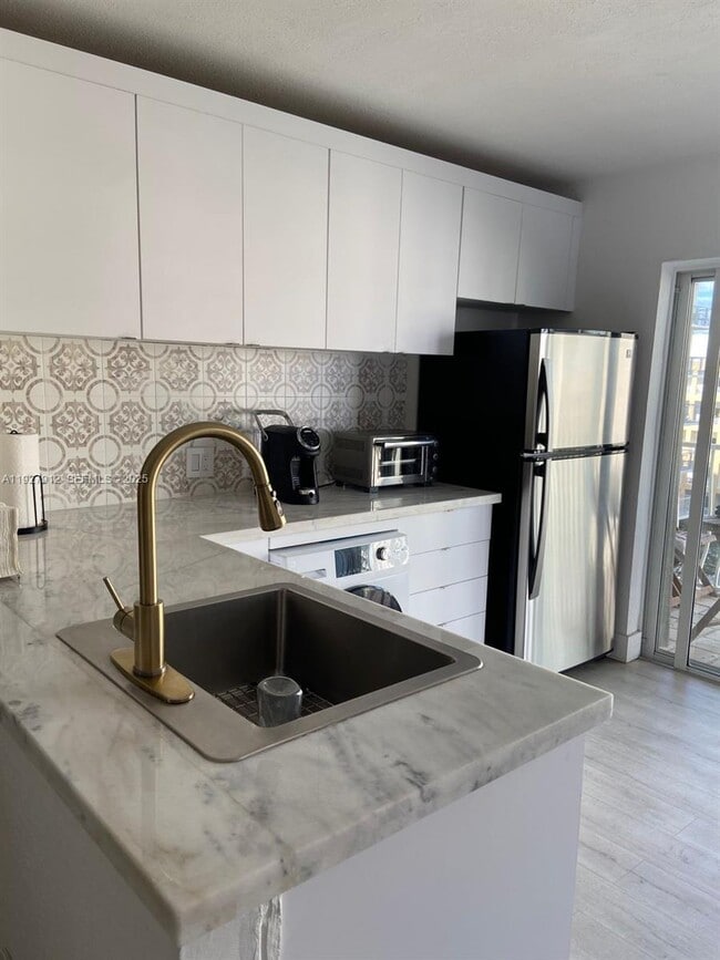 Building Photo - 677 NE 24th St